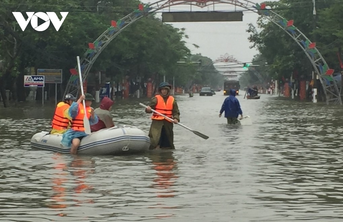 Vietnamese embassy in UK raises funds for flood-hit localities